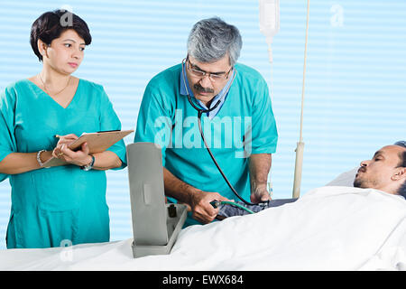 indische Arzt-Patient-Checking Stockfoto