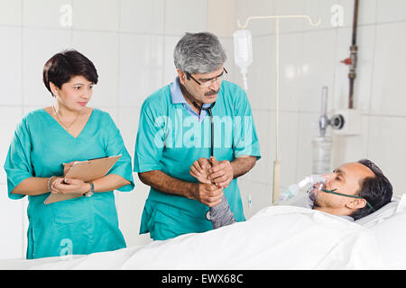 indische Arzt-Patient-Checking Stockfoto