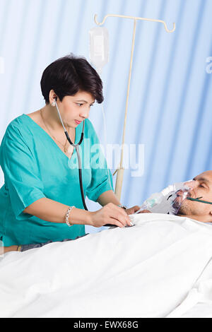 indische Arzt-Patient-Checking Stockfoto