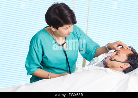 indische Arzt-Patient-Checking Stockfoto