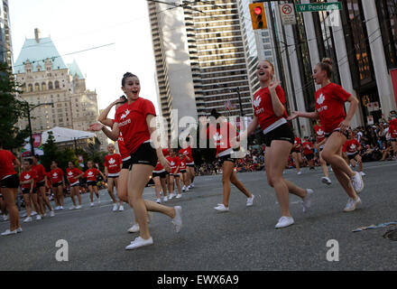 Vancouver, Kanada. 1. Juli 2015. Eine Parade findet der 148. Kanada Tag oder National Day in Vancouver 1. Juli 2015 feiern. Bildnachweis: Liang Sen/Xinhua/Alamy Live-Nachrichten Stockfoto