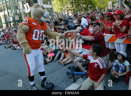 Vancouver, Kanada. 1. Juli 2015. Eine Parade findet der 148. Kanada Tag oder National Day in Vancouver 1. Juli 2015 feiern. Bildnachweis: Liang Sen/Xinhua/Alamy Live-Nachrichten Stockfoto