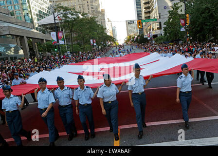 Vancouver, Kanada. 1. Juli 2015. Eine Parade findet der 148. Kanada Tag oder National Day in Vancouver 1. Juli 2015 feiern. Bildnachweis: Liang Sen/Xinhua/Alamy Live-Nachrichten Stockfoto