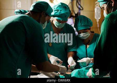 indischer Arzt Gruppe Patienten Betrieb Stockfoto