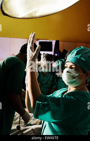 indischer Arzt Gruppe Patient Operation Vorbereitung Stockfoto