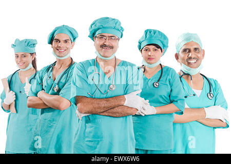 indische Gruppe Chirurg Arzt Kollege stehende pose Stockfoto