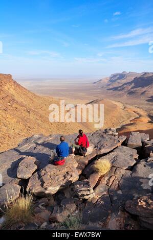 Touristen bewundern Berglandschaft am Amogjar pass, Atar, Adrar Region, Mauretanien Stockfoto