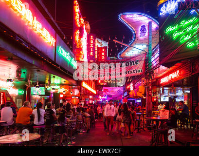 Bars und Nachtleben in Soi Cowboy Rotlichtviertel, Asoke Road, Bangkok, Thailand Stockfoto