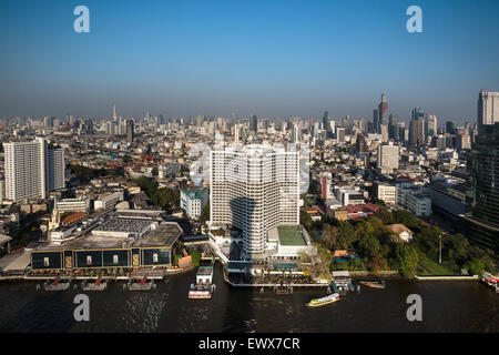 Blick auf Stadt und Sheraton Hotel Millennium Hilton, Chao Phraya River, Bangkok, Thailand Stockfoto