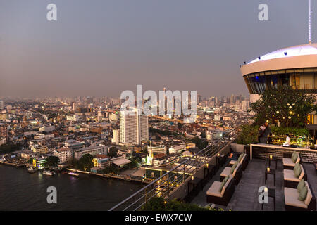 Stadtbild mit Jewelry Trade Center im Morgengrauen, Blick vom Millennium Hilton, Chao Phraya-Flusses, Bangkok, Thailand Stockfoto