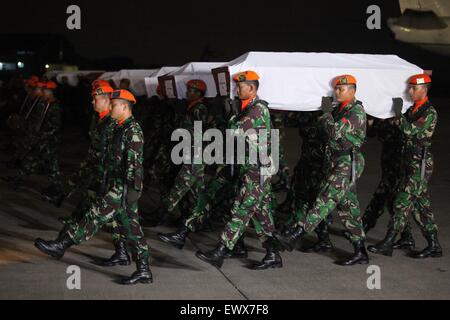 Jakarta, Indonesien. 1. Juli 2015. JAKARTA, Indonesien - 01. Juli: Indonesien Luftwaffe Tropers den Sarg ein Militärflugzeug-Crash-Opfer, tragen wenn sie Halim Perdanakusumah militärischen Luftwaffenstützpunkt nach transportiert von Medan am 1. Juli 2015 in Jakarta, Indonesien Ankunft. © Sijori Bilder/ZUMA Draht/Alamy Live-Nachrichten Stockfoto