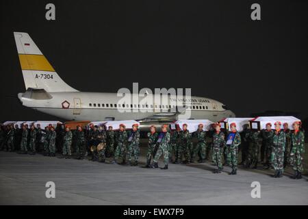 Jakarta, Indonesien. 1. Juli 2015. JAKARTA, Indonesien - 01. Juli: Indonesien Luftwaffe Tropers den Sarg ein Militärflugzeug-Crash-Opfer, tragen wenn sie Halim Perdanakusumah militärischen Luftwaffenstützpunkt nach transportiert von Medan am 1. Juli 2015 in Jakarta, Indonesien Ankunft. © Sijori Bilder/ZUMA Draht/Alamy Live-Nachrichten Stockfoto