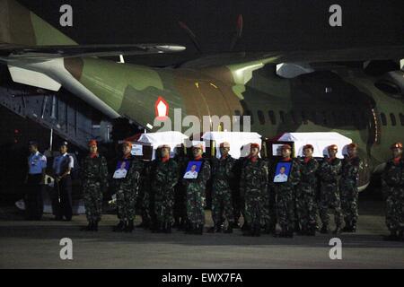 Jakarta, Indonesien. 1. Juli 2015. JAKARTA, Indonesien - 01. Juli: Indonesien Luftwaffe Tropers den Sarg ein Militärflugzeug-Crash-Opfer, tragen wenn sie Halim Perdanakusumah militärischen Luftwaffenstützpunkt nach transportiert von Medan am 1. Juli 2015 in Jakarta, Indonesien Ankunft. © Sijori Bilder/ZUMA Draht/Alamy Live-Nachrichten Stockfoto