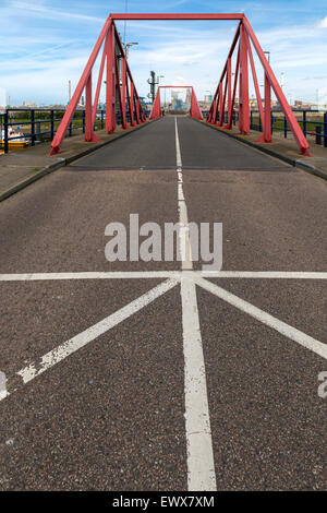 Blick Richtung bewegliche Brücke über Sperre, genannt Zuidersluis, in Velsen-Noord, IJmuiden, Nordholland, Niederlande. Stockfoto