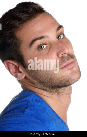Porträt von einem 20 Jahre alten kaukasischen jungen Mann mit blauen Augen Blick in die Kamera. Auf einem weißen Hintergrund Stockfoto