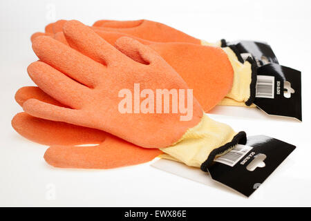 Drei Paare von orange und gelbe Antirutsch Latex beschichtet und gestrickte nahtlose Sicherheit tragen Arbeitshandschuhe Stockfoto
