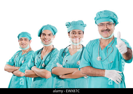 4 indische Chirurg Arzt Kollege Thumbs Up anzeigen Stockfoto