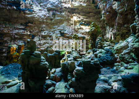 Italien Apulien Castellana Grotte - Eintrag künstlich geschaffenen drei Monate nach der Entdeckung-die Flecken blau (Blau dominiert durch Blaualgen) Stockfoto