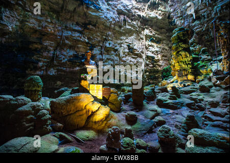Italien Apulien Castellana Grotte - Eintrag künstlich geschaffenen drei Monate nach der Entdeckung-Büste des Explorers Franco Anelli Stockfoto