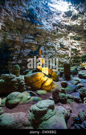 Italien Apulien Castellana Grotte - Eintrag künstlich geschaffenen drei Monate nach der Entdeckung-Büste des Explorers Franco Anelli Stockfoto