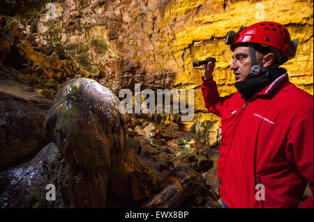 Italien Apulien Castellana cove - Eintrag künstlich geschaffenen drei Monate nach die Entdeckung Sergio Carpinelli Stalagmiten, beleuchtet, die für die Bildung von einem Zentimeter in der Höhe, es hundert Jahre dauert Stockfoto