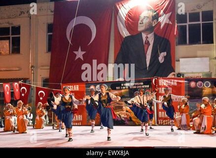 (150702)--PUMUKKALE, 2 Juli, 2015(Xinhua)--eine Volkstanzgruppe von Zypern führt auf der Eröffnungsfeier des 15. Pumukkale International Folk Dance Festival in Pumukkale in der Türkei am 1. Juli 2015. Am Mittwoch wurde der 15. Pumukkale International Folk Dance Festival eröffnet. (Xinhua / He Canling) Stockfoto