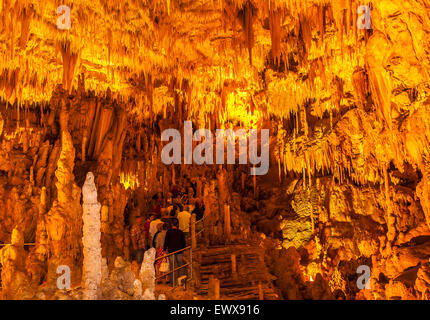 Italien Apulien Castellana Grotte - Menschen in der Höhle der Kuppel Stockfoto