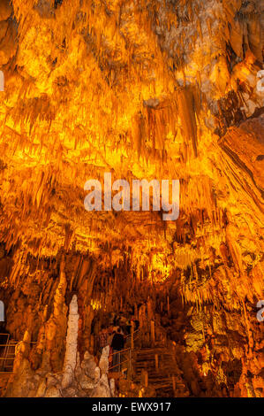 Italien Apulien Castellana Grotte - Menschen in der Höhle der Kuppel Stockfoto