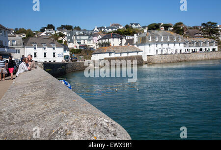 Dorf-Gebäude und Hafenmauer, St Mawes, Cornwall, England, UK Stockfoto