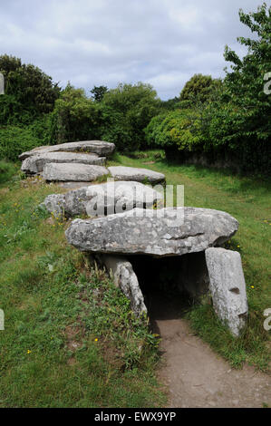 Eingang zu den neolithischen Le Mané-Réthual Dolmen, (aka Mané Rutual) befindet sich am Loqmariaquer in der Bretagne, Frankreich. Stockfoto