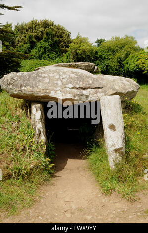 Eingang zu den neolithischen Le Mané-Réthual Dolmen, (aka Mané Rutual) befindet sich am Loqmariaquer in der Bretagne, Frankreich. Stockfoto