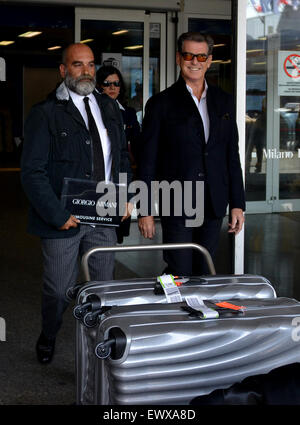 Pierce Brosnan kommt in Mailand, Italien. Die ehemalige James Bond-Star hält vor und posiert mit Fans beim Transport am Flughafen warten.  Mitwirkende: Pierce Brosnan wo: Mailand, Italien bei: 30. April 2015 Stockfoto