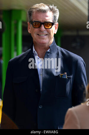 Pierce Brosnan kommt in Mailand, Italien. Die ehemalige James Bond-Star hält vor und posiert mit Fans beim Transport am Flughafen warten.  Mitwirkende: Pierce Brosnan wo: Mailand, Italien bei: 30. April 2015 Stockfoto