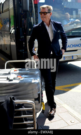 Pierce Brosnan kommt in Mailand, Italien. Die ehemalige James Bond-Star hält vor und posiert mit Fans beim Transport am Flughafen warten.  Mitwirkende: Pierce Brosnan wo: Mailand, Italien bei: 30. April 2015 Stockfoto