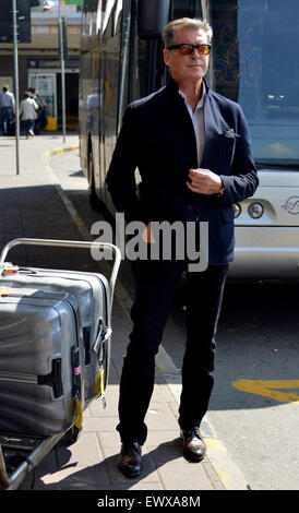 Pierce Brosnan kommt in Mailand, Italien. Die ehemalige James Bond-Star hält vor und posiert mit Fans beim Transport am Flughafen warten.  Mitwirkende: Pierce Brosnan wo: Mailand, Italien bei: 30. April 2015 Stockfoto