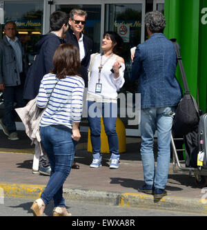 Pierce Brosnan kommt in Mailand, Italien. Die ehemalige James Bond-Star hält vor und posiert mit Fans beim Transport am Flughafen warten.  Mitwirkende: Pierce Brosnan wo: Mailand, Italien bei: 30. April 2015 Stockfoto