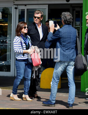 Pierce Brosnan kommt in Mailand, Italien. Die ehemalige James Bond-Star hält vor und posiert mit Fans beim Transport am Flughafen warten.  Mitwirkende: Pierce Brosnan wo: Mailand, Italien bei: 30. April 2015 Stockfoto