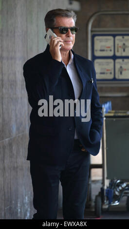 Pierce Brosnan kommt in Mailand, Italien. Die ehemalige James Bond-Star hält vor und posiert mit Fans beim Transport am Flughafen warten.  Mitwirkende: Pierce Brosnan wo: Mailand, Italien bei: 30. April 2015 Stockfoto