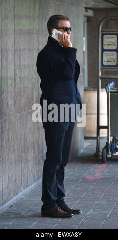 Pierce Brosnan kommt in Mailand, Italien. Die ehemalige James Bond-Star hält vor und posiert mit Fans beim Transport am Flughafen warten.  Mitwirkende: Pierce Brosnan wo: Mailand, Italien bei: 30. April 2015 Stockfoto