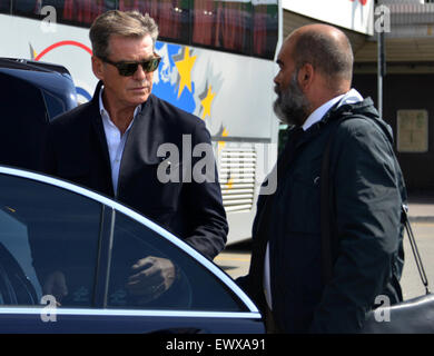 Pierce Brosnan kommt in Mailand, Italien. Die ehemalige James Bond-Star hält vor und posiert mit Fans beim Transport am Flughafen warten.  Mitwirkende: Pierce Brosnan wo: Mailand, Italien bei: 30. April 2015 Stockfoto