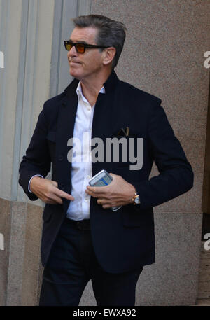 Pierce Brosnan kommt in Mailand, Italien. Die ehemalige James Bond-Star hält vor und posiert mit Fans beim Transport am Flughafen warten.  Mitwirkende: Pierce Brosnan wo: Mailand, Italien bei: 30. April 2015 Stockfoto