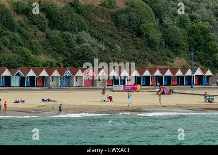 Farbenfrohe Strandhütten in Bournemouth, Dorset Stockfoto