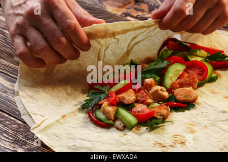 Umhüllung traditionellen Döner Wrap mit Hähnchen und Gemüse Stockfoto