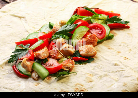 Traditionelle aufgeklappten Döner mit Huhn und Gemüse kurz vor Umhüllung Stockfoto