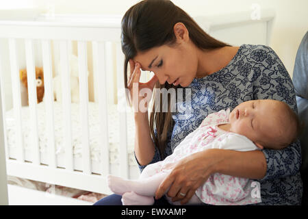 Erschöpfte Mutter Post Natal Depressionen leiden Stockfoto