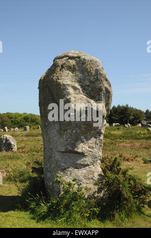 Eines der größten des weltberühmten standing Stones in Carnac in der Bretagne, sagte Kopf und das Gesicht des Riesen ähneln. Stockfoto