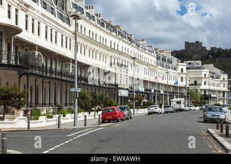 Georgische Terrasse des grand Strand Häuser auf Waterloo Crescent, Dover, Kent, UK. Das Schloss in der Ferne über der Stadt Stockfoto