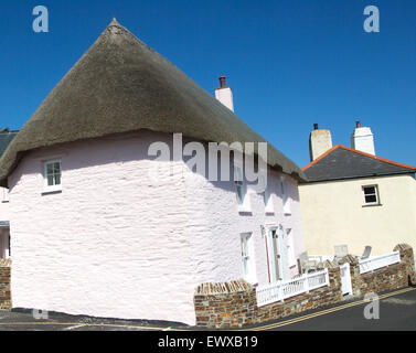 Traditionellen gelben und rosa Cottages in St. Mawes, Cornwall, England, UK Stockfoto