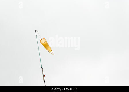 Windsack zeigt starke Wind auf weißen Himmel Stockfoto