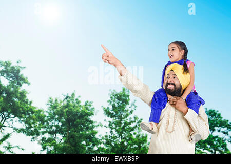 2 indische Punjabi Vater und Tochter park Finger deuten Stockfoto